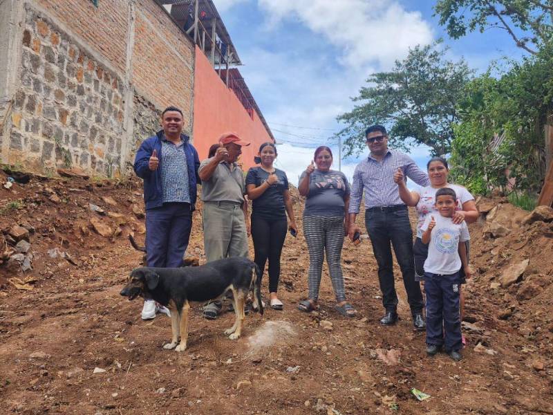 Entre alegría y agradecimiento, vecinos de Monte de los Olivos vieron avanzar la apertura de una calle que facilitará el ingreso de agua y vehículos.