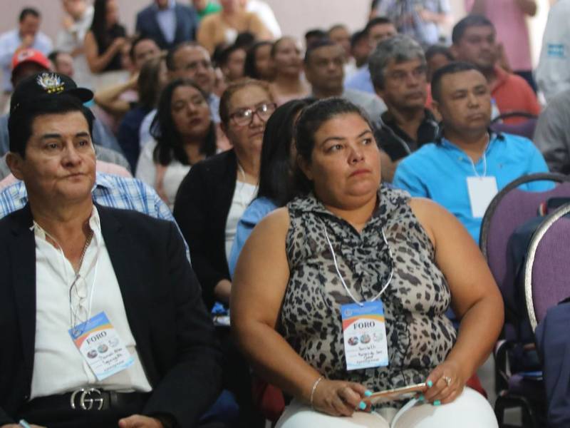 En un mismo foro, todos presentaron iniciativas para garantizar agua de calidad, constante y a precio justo para los capitalinos.