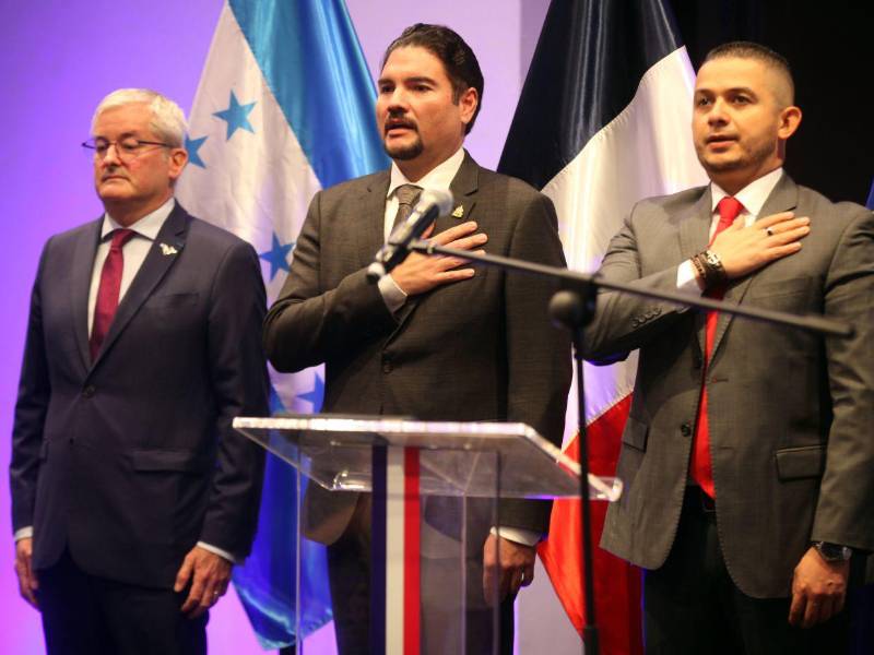 Momento en que se entonaban las notas de ambos himnos nacionales.