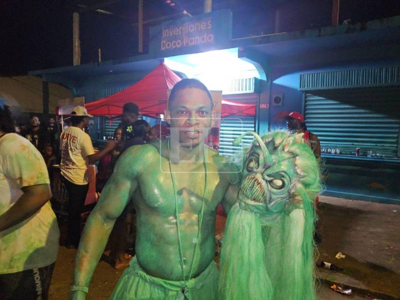 El Indio Bárbaro es una tradición garífuna que se mantiene viva en Trujillo, Colón, y que se manifiesta a través de recorridos por las calles como símbolo de identidad y memoria cultural.