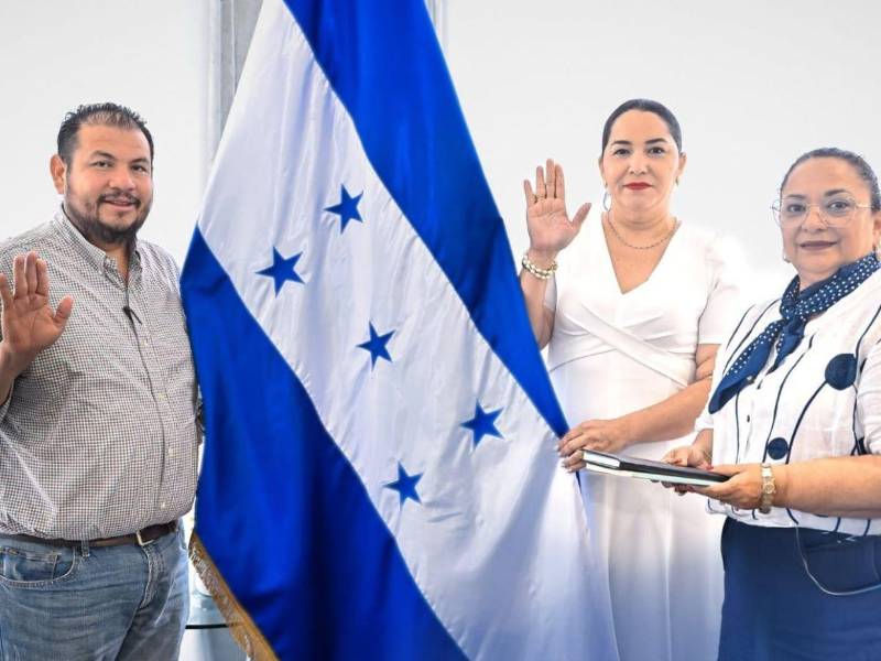 La ministra de Educación, Arely Argueta juramentó a la presidenta de la Junta de Selección, Gissela López, quien funge como directora general de Talento Humano en la Seduc y a Douglas Ochoa, como secretario.