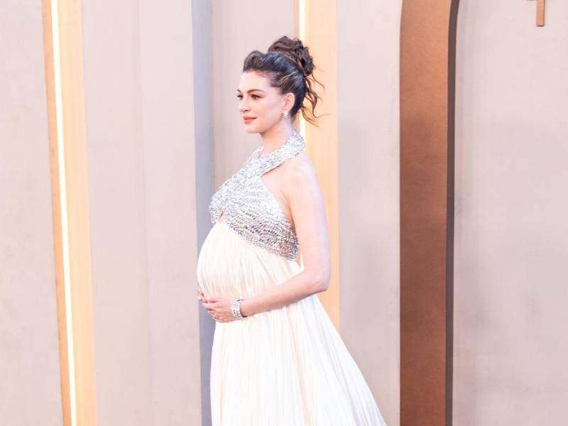 Anne Hathaway asegura que su tercer embarazo le dejó un olfato capaz de oler el tiempo.