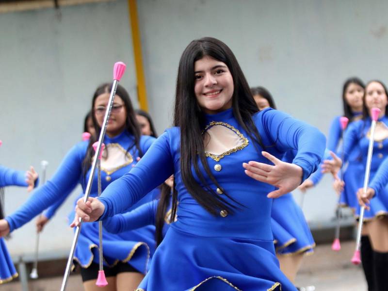 Las palillonas del Instituto Yave Nissi ensayan sus coreografías para participar en los desfiles del 15 de septiembre.