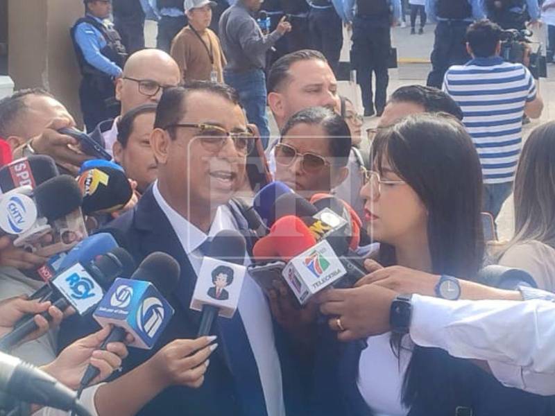 La defensa del expresidente Juan Orlando Hernández Alvarado declaró en las inmediaciones de la Sala Sexta del Tribunal de Sentencia.