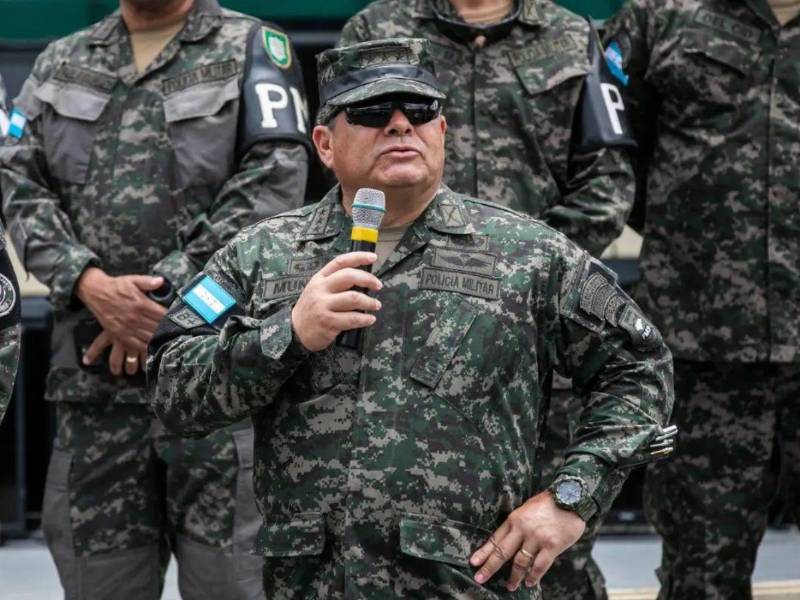 Luego de confirmarse su salida de la Dirección de Lucha Contra el Narcotráfico (DLCN), el general en condición de retiro Ramiro Muñoz Bonilla se pronunció y afirmó que durante su gestión no recibió cuestionamientos por irregularidades. Según dijo, su destitución podría estar vinculada a investigaciones que se impulsaban desde la institución. Aquí los detalles.