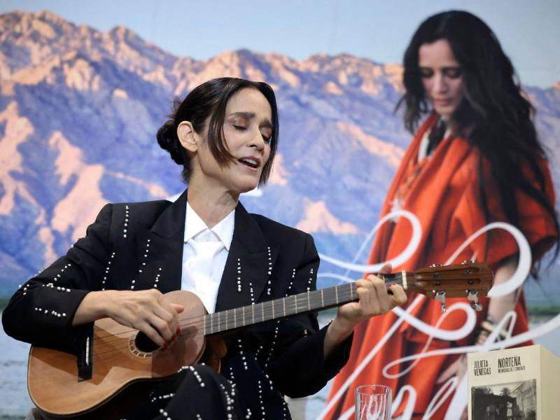 En su primer acercamiento formal a la literatura, la cantautora Julieta Venegas analiza en el libro 'Norteña' su trayectoria personal y los desafíos de la creación artística desde la periferia geográfica y cultural.