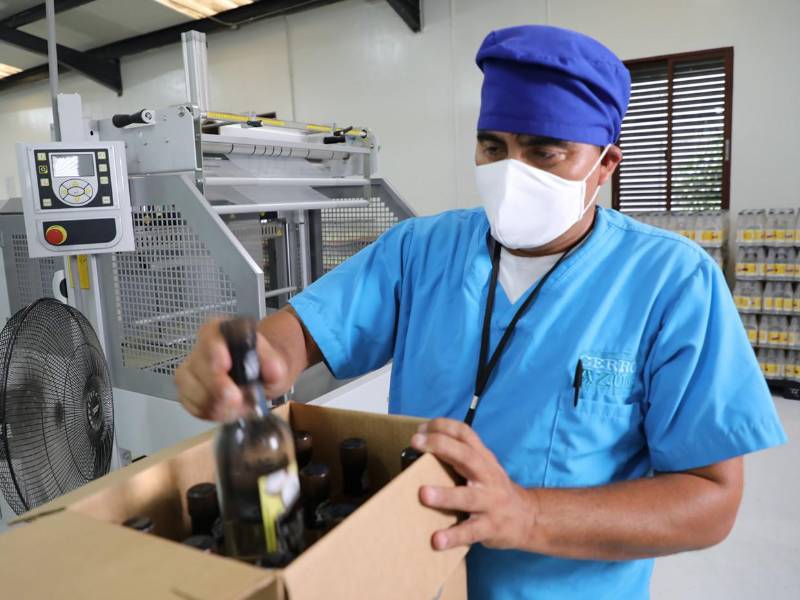 La pasión por lo que hacen se refleja en cada botella; la lealtad al equipo y a la marca fortalece su identidad.