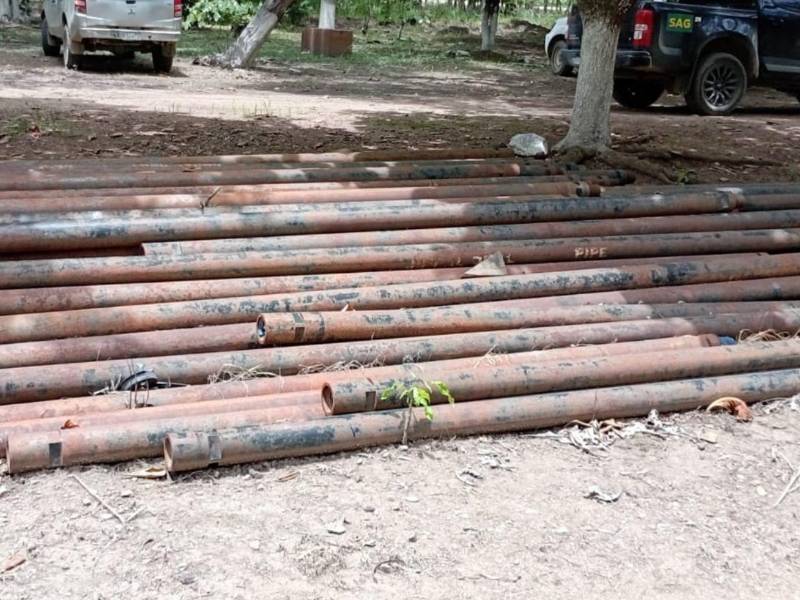 La tubería que la contratista Apollo Internacional trajo para la perforación de pozos hoy luce oxidado y en constante deterioro.