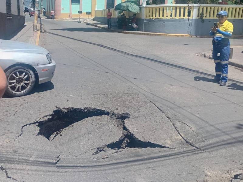Hacia el lugar del socavón llegaron elementos de diferentes unidades de la AMDC. La UMAPS se encuentra en la zona para intervenir el hundimiento.