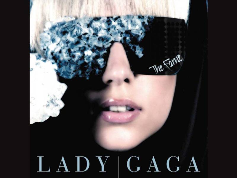 Esta es la icónica portada del disco The Fame, que representa el debut musical de Gaga.
