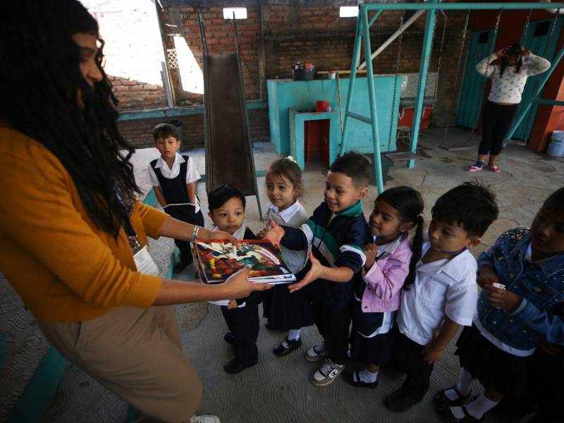 Desde hace dos décadas, miles de niños, niñas y jóvenes hondureños reciben nuevas esperanzas tras recibir cuadernos que aportan a su educación.