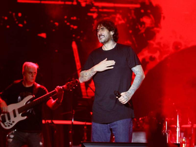 Se abre el telón —o, en este caso, la pantalla digital— y la banda comienza a sonar, llenando el espacio de acordes que elevan la expectación de un público puntual y ansioso. Entonces aparece una figura: un hombre de mediana edad, desenfadado, con la confianza de quien sabe a lo que viene. Es Melendi, en su primera visita a Honduras.