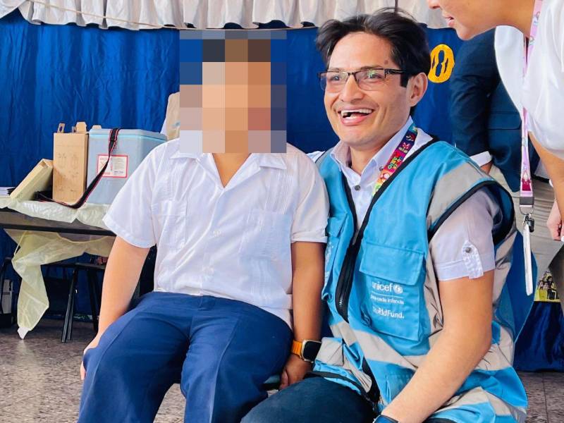 Samuel fue el primer niño en recibir la vacuna contra el dengue en Honduras. El doctor Javier Almendarez le suministró la Qdenga.