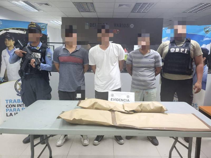 Agentes de la Policía Nacional capturaron a los tres hombre con algunas evidencias que los involucra en el sangriento hecho que se registró en Gracias, Lempira.