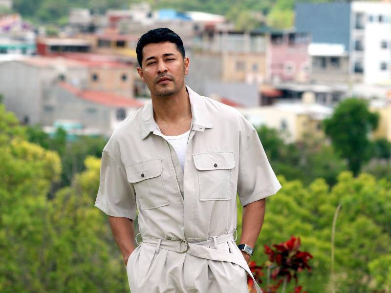 Dennis Mencía, el actor hondureño de Griselda, vuelve a casa para protagonizar Eva