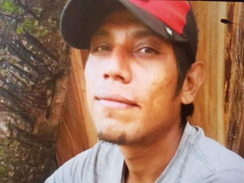 Marcelo Laínez Hernández, de 39 años, residía en la aldea La Ceibita en la parte alta del sector de Cuyamel en Omoa. Él y su padre tenían antecedentes de discutir con frecuencia.