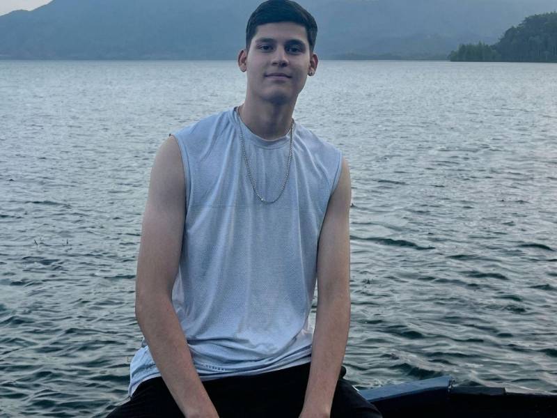 Familiares, amigos y colegas de la UNICAH lamentan la tragedia de dos estudiantes hondureños en El Salvador, luego de que murieran ahogados durante una gira académica, mientras que un tercero continúa desaparecido. Esto se sabe sobre Alexis Romero: