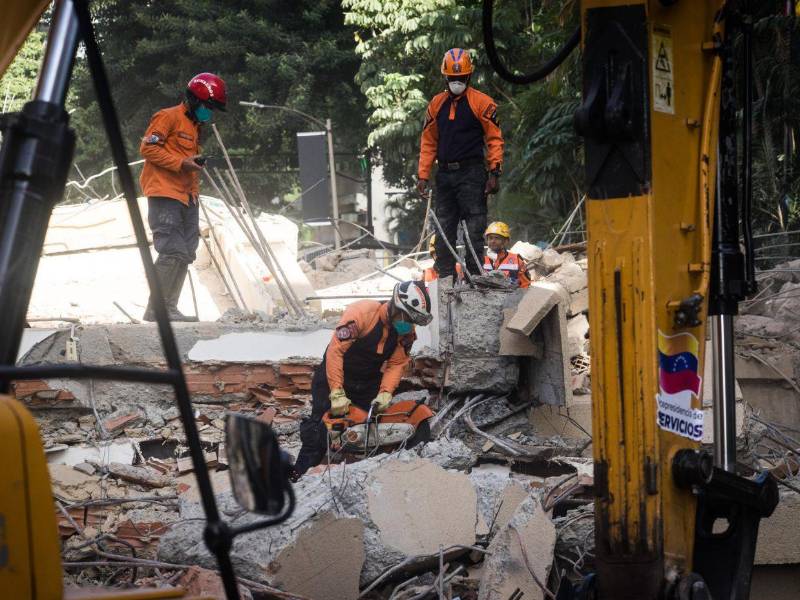 Los venezolanos pasaron en cuestión de horas del temor a las réplicas en medio de la noche, que obligaron a centenares de personas a pernoctar en las calles, a la realidad de una ciudad golpeada anímicamente por la magnitud de la emergencia y las marcas de los sacudones en las fachadas.