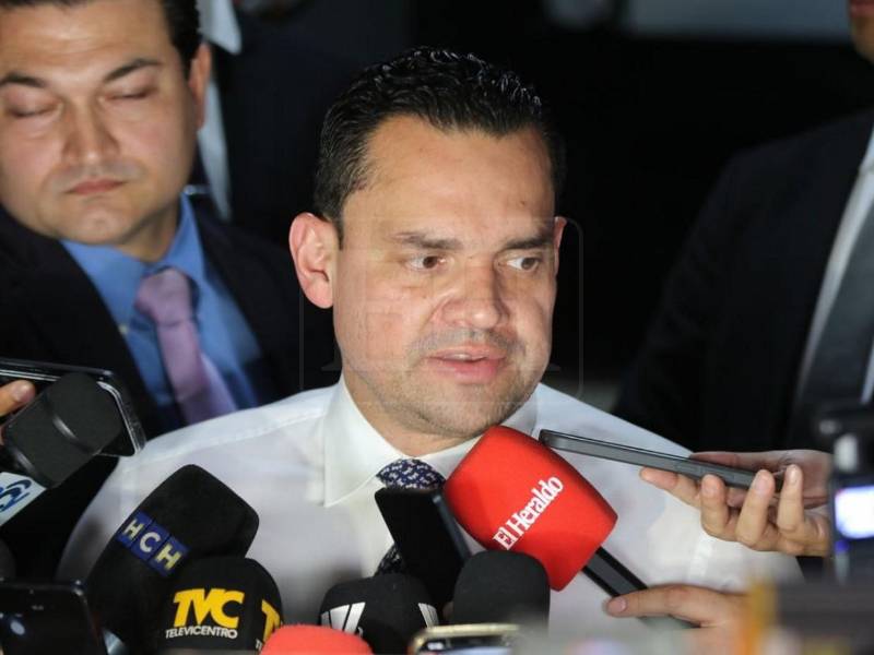 Zambrano puntualizó que de momento no se está presentando ningún <b>juicio político</b>, ya que se trata de varios diputados que actualmente tienen una curul.