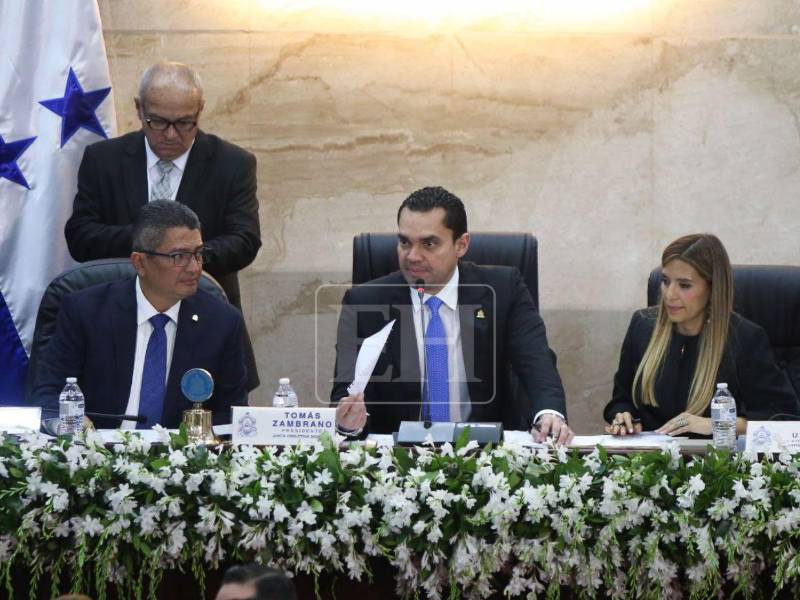 Tomás Zambrano y la Junta Directiva ya dirigen la primera sesión de la nueva legislatura.