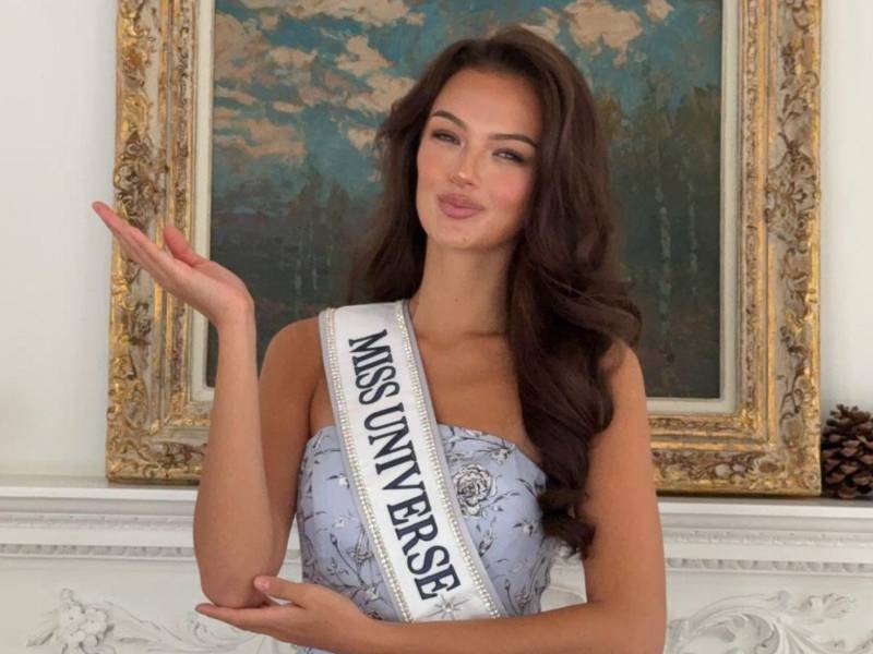 Sophia Maria Osako, de 22 años, renunció a su título de Miss Universe República Checa y no viajará a Puerto Rico para la final de Miss Universe 2026, prevista para el 24 de noviembre en el Coliseo José Miguel Agrelot, en San Juan.