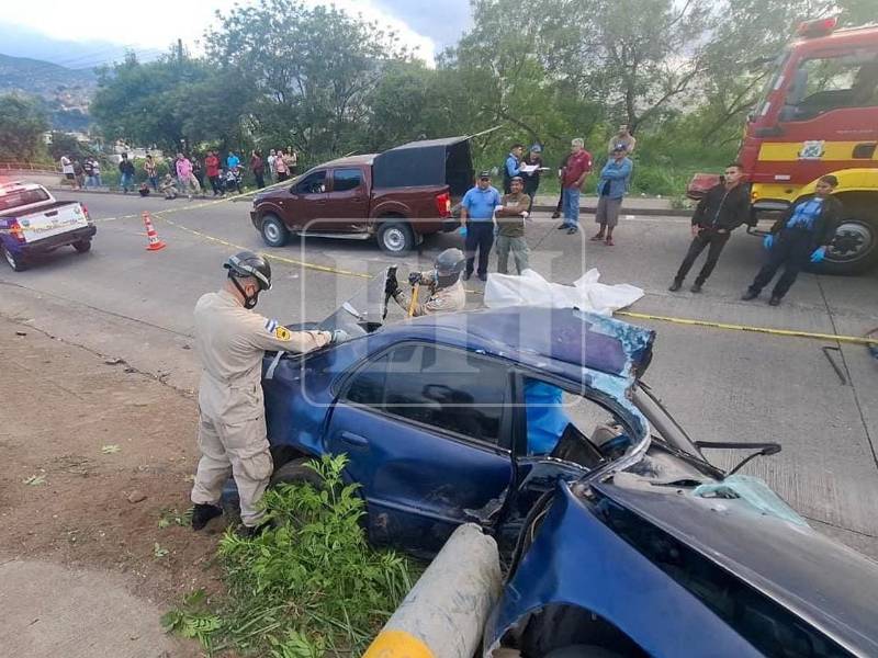 Un automóvil quedó partido prácticamente a la mitad tras impactar velozmente contra un poste del tendido eléctrico en el anillo periférico, a la altura de la colonia Arturo Quezada, en Tegucigalpa, dejando una víctima mortal. Las imágenes del aparatoso choque en la siguiente galería.