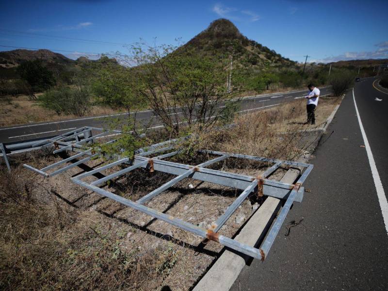 Rótulos caídos y señales cubiertas por la maleza se encuentran en los más de 100 kilómetros de carretera.