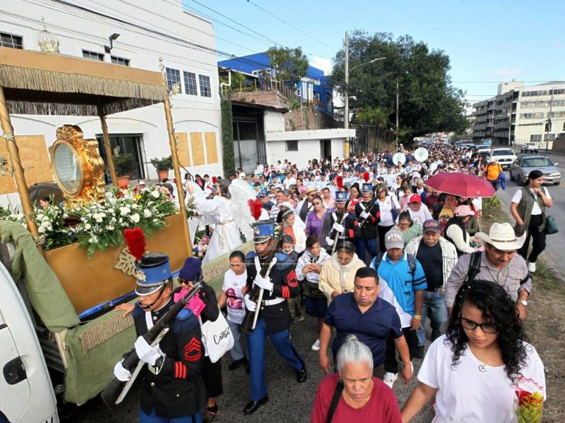 Decenas de fieles católicos acompañaron a la Virgen de Suyapa en la peregrinación que inició la mañana de este sábado en la capital hondureña. Aquí las imágenes.