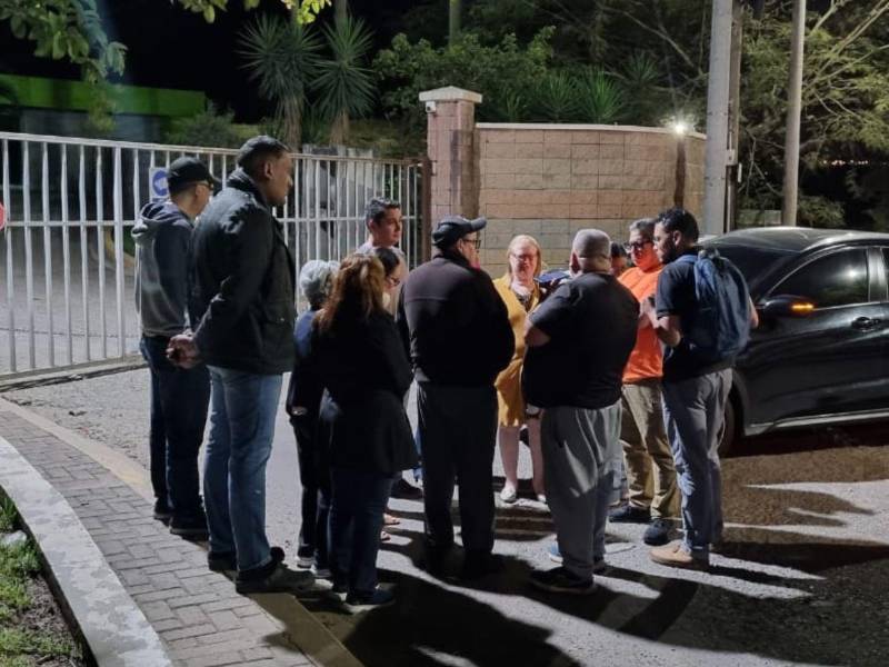 Los vecinos reclaman la intervención de la Alcaldía y del gobierno central ante la contaminación sónica y de polvo que sufren a diario.