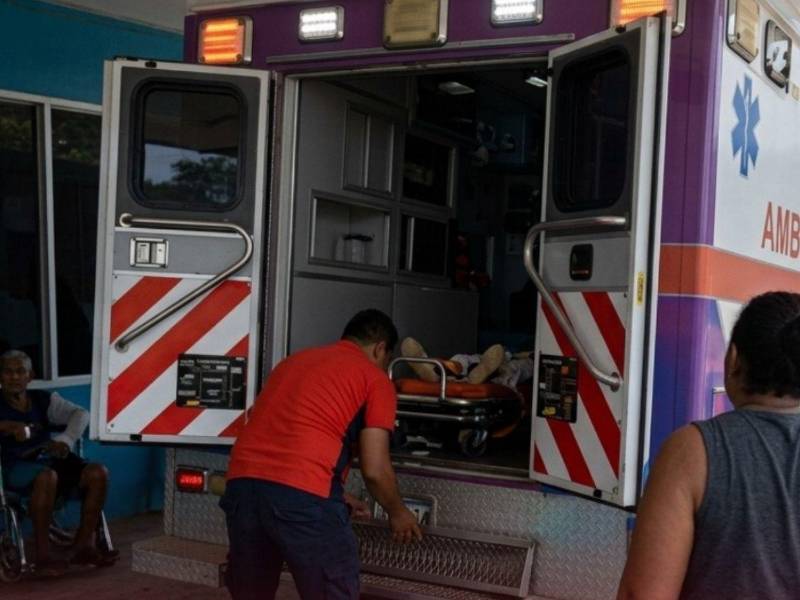 De manera preliminar, se informó que el hijo de la víctima también resultó herido de gravedad y permanece bajo observación médica.