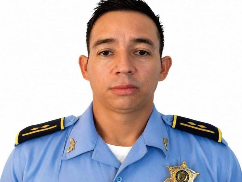 Las autoridades policiales anunciaron el ascenso póstumo de Adán Emanuel Rodríguez Miranda al grado de subcomisario y su reconocimiento como Héroe Nacional.