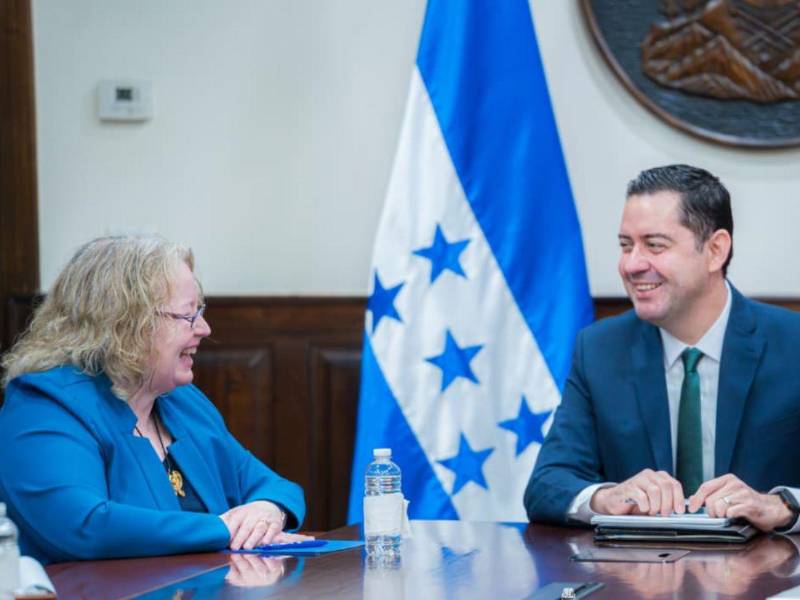La Encargada de Negocios de la Embajada de Estados Unidos en Honduras, Collen Hoey, y el ministro de Finanzas, Emilio Hércules.