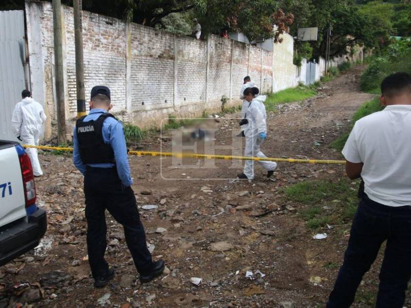 El cuerpo sin vida de un hombre fue hallado en una solitaria calle de la colonia Santa Isabel, en Tegucigalpa.