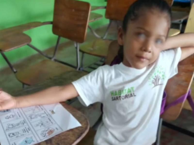 Desconsolados por su muerte, familiares y conocidos velan hoy el cuerpo de la pequeña Emily Dayana Muñoz Maldonado, de tan solo 9 años de edad, quien fue encontrada sin vida y dentro de una bolsa negra la tarde del domingo en una finca de palma africana en Tocoa, Colón.