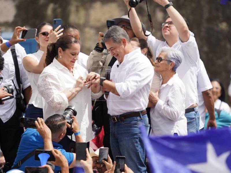 Uno de los momentos más esperados para la ex primera dama Ana García de Hernández era volver a colocarle el anillo de matrimonio a Juan Orlando Hernández, una joya que durante los últimos años llevó consigo.
