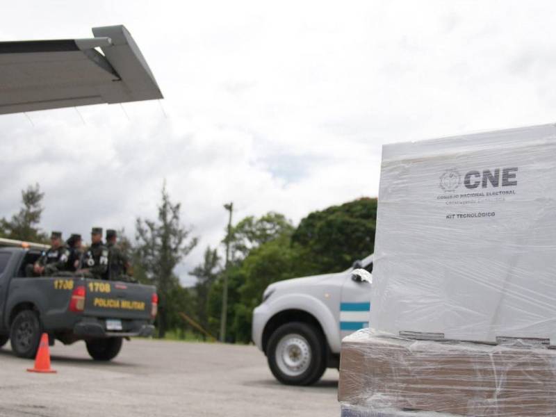 Los equipos debieron llegar desde el mes de octubre, pero la división en el CNE provocó que se trabajara con el agua al cuello.