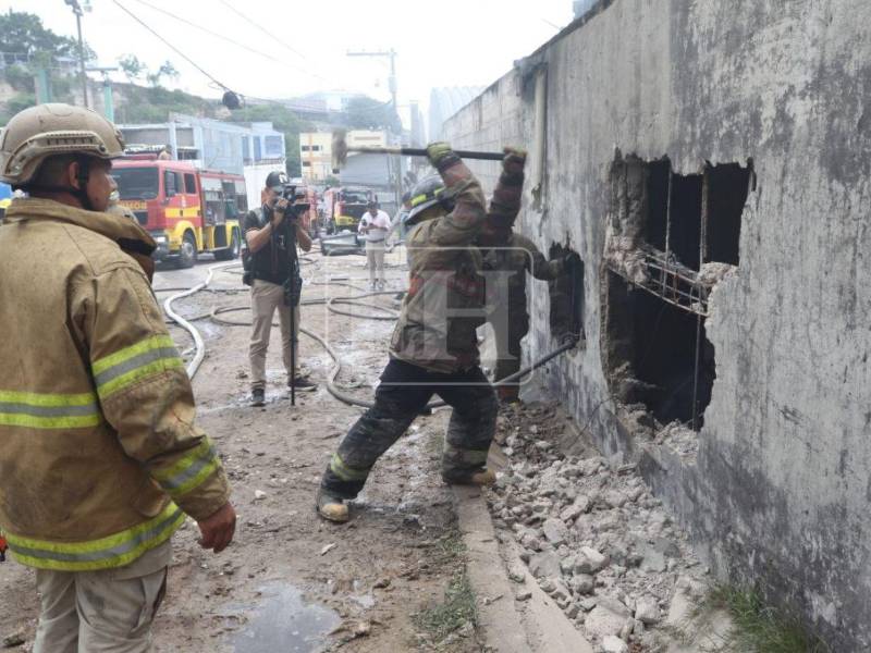 Los bomberos llevan varias horas intentando abrir la pared para ingresar y rescatar personas.