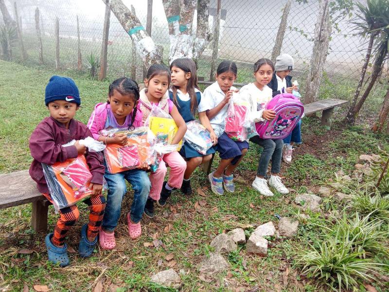 Cada uno cargaba su cuaderno con cariño, donde cada hoja en blanco se llenará de vocales y tareas de aprendizaje para los niños.