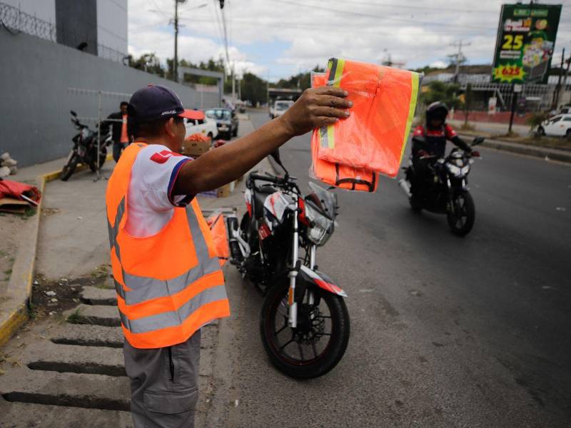 Autoridades de tránsito imponen uso obligatorio de chaleco reflectivo a motociclistas con multas de hasta 400 lempiras. Autoridades aseguran que reforzaran medidas con motociclistas que incumplan la Ley de Tránsito