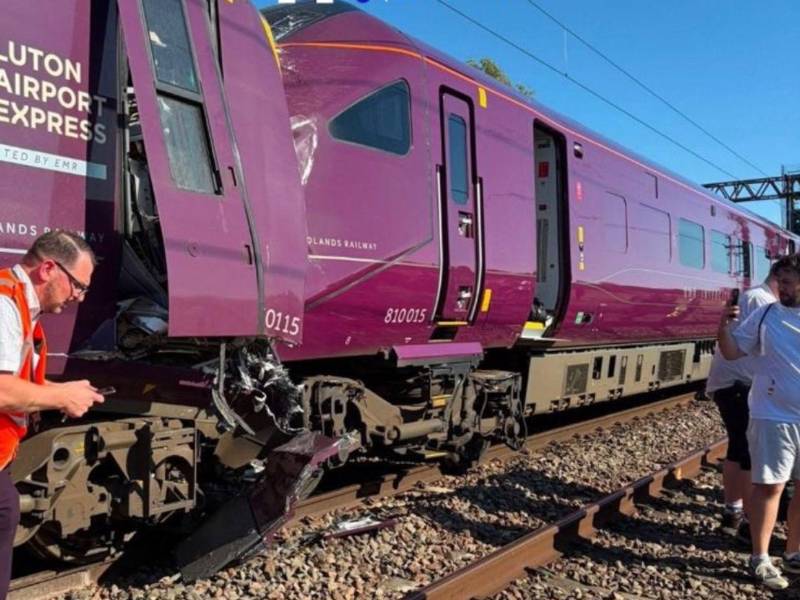 Una colisión de dos trenes cerca de Bedford (centro de Inglaterra) ha dejado este viernes al menos una persona fallecida, identificada como el maquinista de uno de los convoyes, y decenas de heridos, según confirmaron las autoridades británicas.