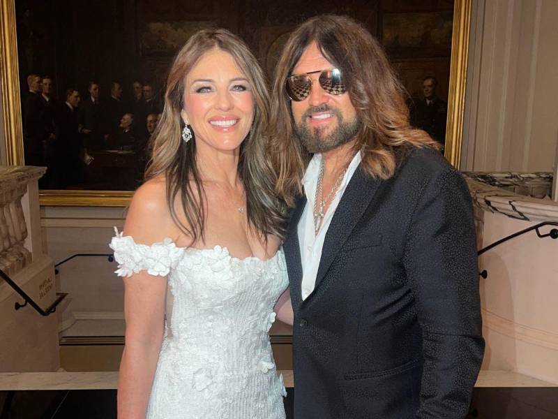 Billy Ray Cyrus, padre de la cantante Miley Cyrus, y Hurley mantienen una relación desde la Pascua de 2025.