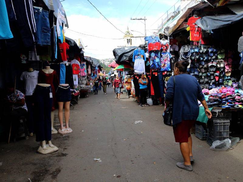 Comerciantes y transportistas de la capital reportan bajas en ventas y pasajeros, atribuidas a la crisis política y a la falta de circulante en las calles.