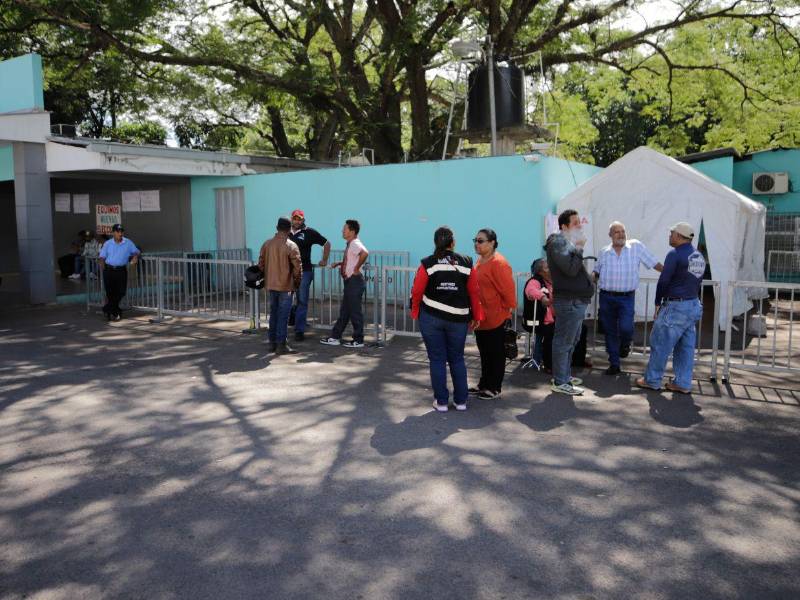 Luego de permanecer desde el 9 de diciembre en el CLE exigiendo voto por voto, Jorge Aldana volvió al edificio municipal, en medio de críticas por problemas urbanos no atendidos.