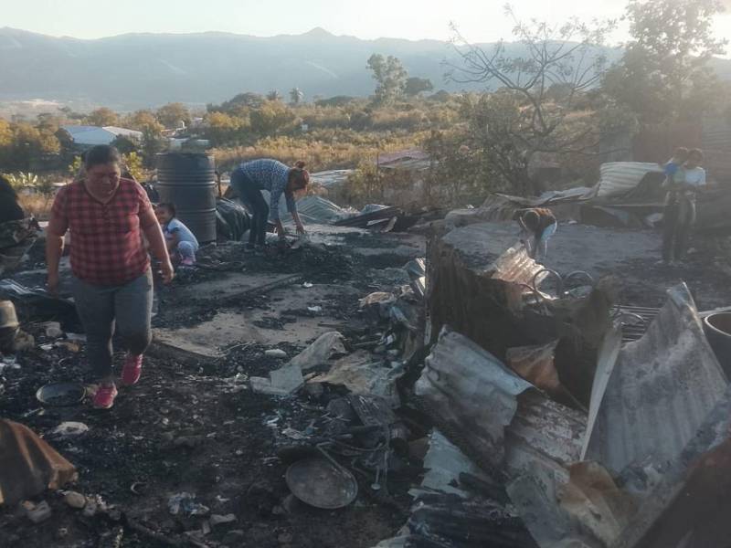 Las llamas consumieron totalmente las casas de Maryori y Fabiola Hernández en Santa Clara; solo quedan cenizas y el pedido urgente de ayuda para sus hijos.