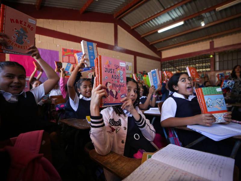 Docentes y alumnos celebraron la entrega que fortalece el aprendizaje y permite iniciar el año con herramientas básicas en las aulas capitalinas.