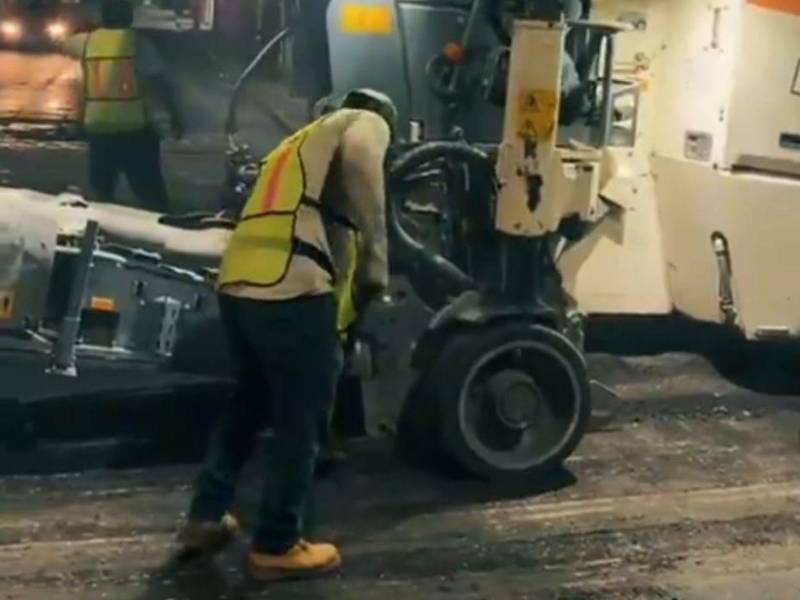 La Alcaldía ejecuta obras viales en horario nocturno en Comayagüela, utilizando maquinaria moderna para mejorar la red vial con mayor rapidez.