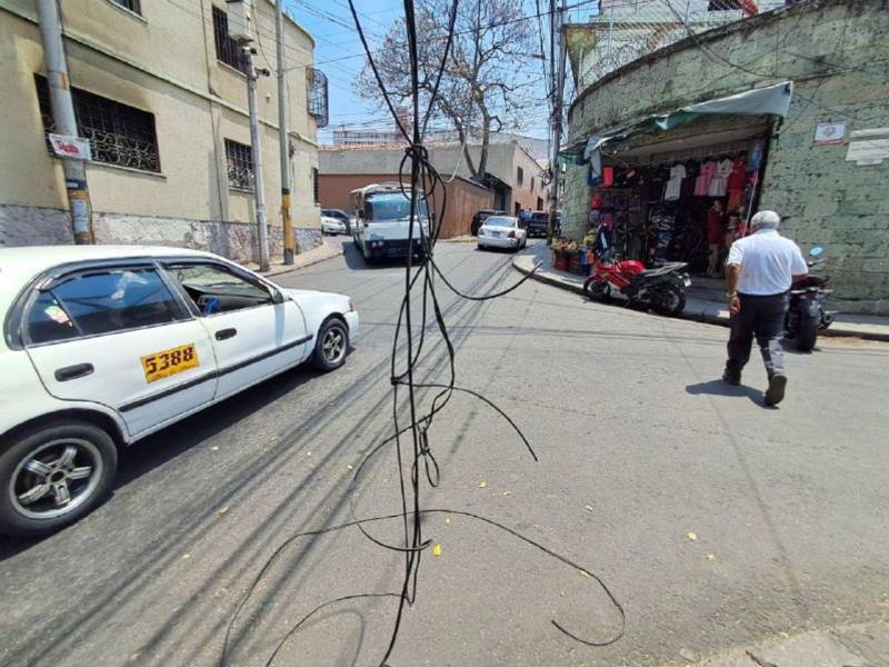 Vecinos y comerciantes señalan que las autoridades no han intervenido el cableado caído en avenida Juan Ramón Molina pese a tener varias semanas en el sitio sin respuesta.