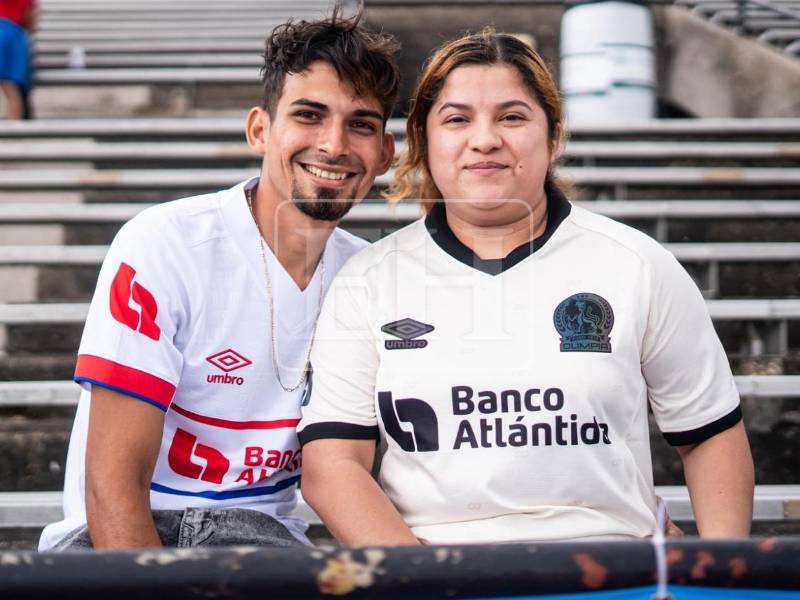La afición del equipo Olimpia se hizo presente al estadio desde horas tempranas