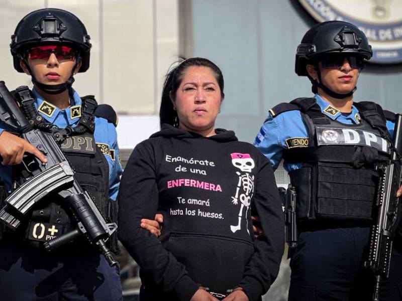 Este jueves -6 de agosto- fue capturada una enfermera auxiliar, quien es acusada de matar a su esposo luego de que este atentara contra la vida de su amante. Más detalles sobre el crimen a continuación.