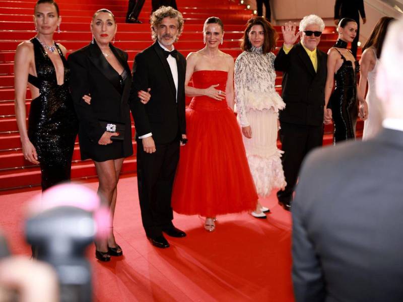 Almodóvar recibe ovación de 8 minutos en Cannes por Amarga Navidad